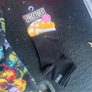 Black FreeToes Socks NWT yoga flip flops pedicures exercise